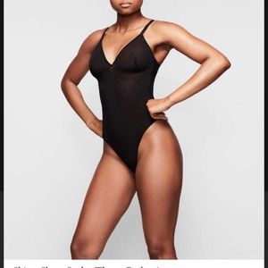 Skims SHEER SCULPT THONG BODYSUIT | ONYX